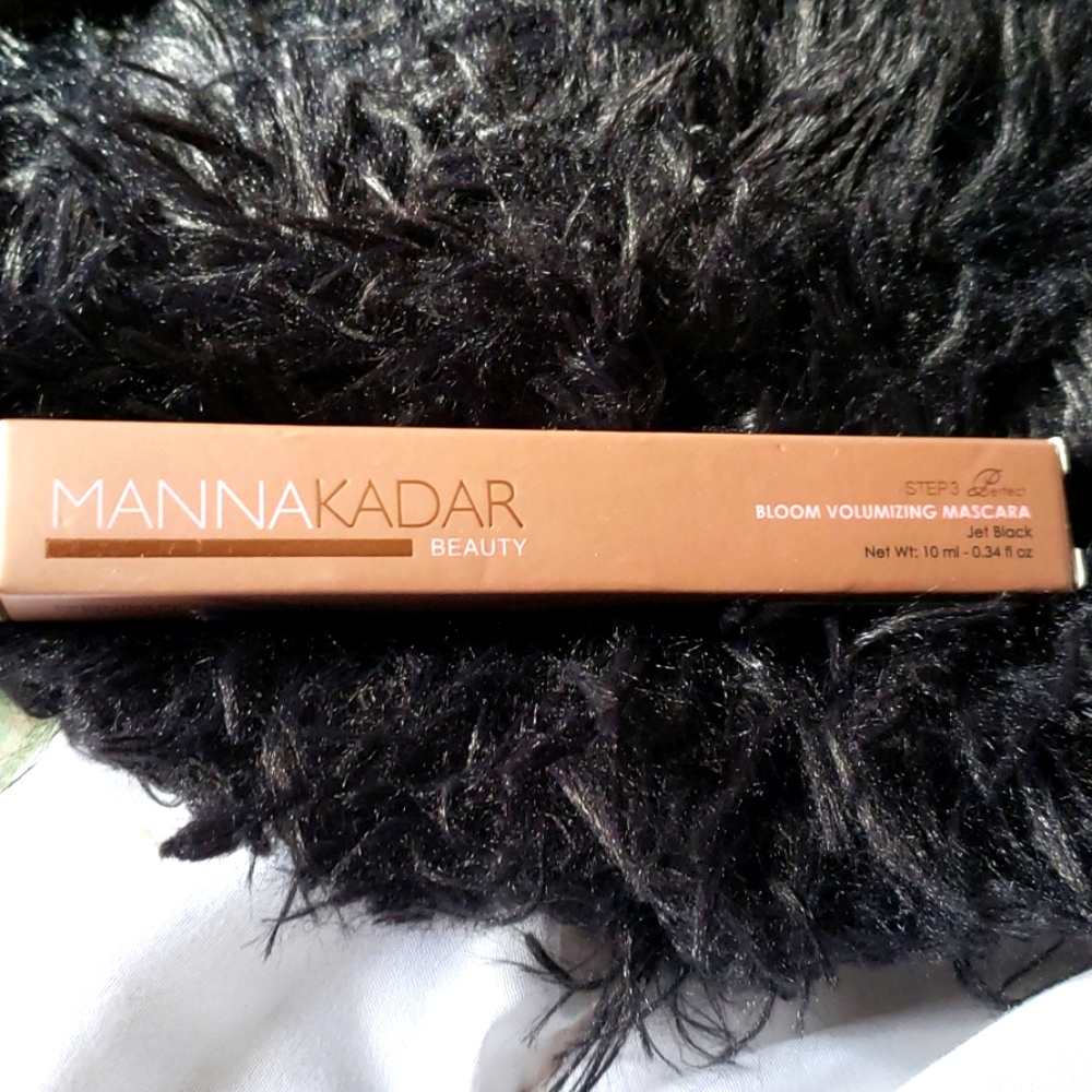 NIB MANNAKADAR BLOOM VOLUMIZING MASCARA JET BLACK